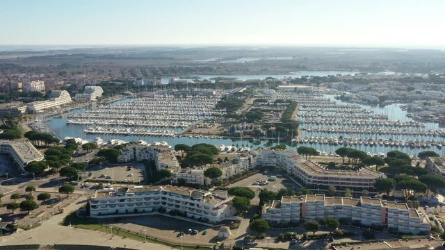 survol de port Camargue en Occitanie dans le sud de la France
