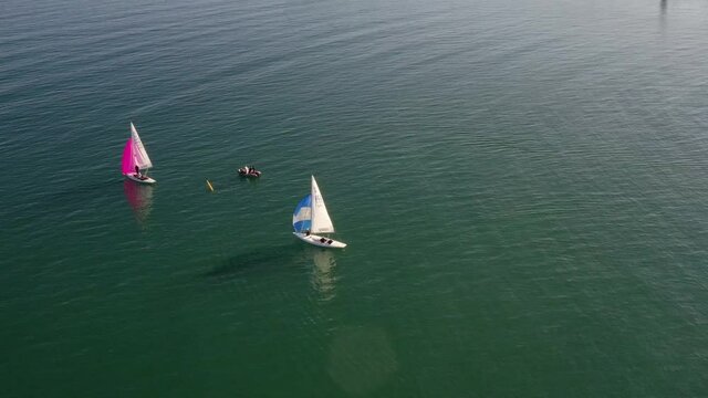 survol de voiliers et bateaux dans le golfe du lion pr&egrave;s de port Camargue