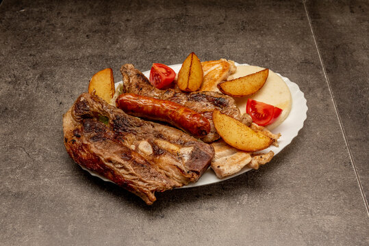 An asado has cuts of meat, roast strips or ribs, vacuum, chorizo, and even viscera and black pudding, the asado, in addition to these, includes "achuras" (viscera of the cow and bovine udder)