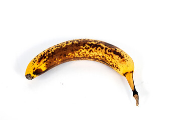 Überreife Banane auf weiß isoliert wahrscheinlich nicht mehr für den Verkauf geeignet