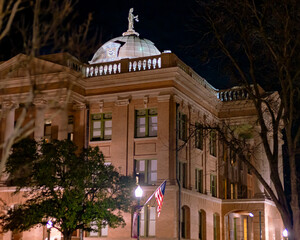 Courthouse in Georgetown, TX at night - obrazy, fototapety, plakaty