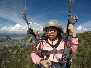 Tuinposter MUJER HACIENDO DEPORTES EXTREMOS CON EQUIPO DE SEGURIDAD © vero