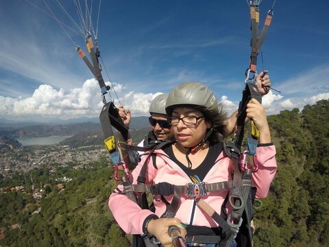 PAREJA HACIENDO DEPORTES EXTREMOS CON HERMOSO PAISAJE DE FONDO