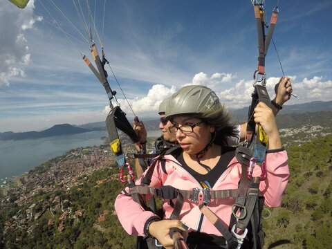 PAREJA CON EQUIPO DE SEGURIDAD HACIENDO DEPORTE EXTREMO EN LAS MONTA&Ntilde;AS