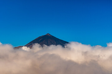 Pico más alto de España entre nubes en el Parque Nacional del Teide