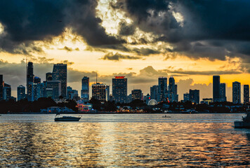 Obraz premium sunset miami skyline clouds sky city