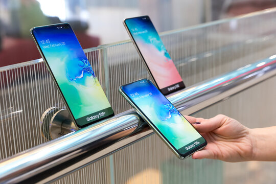 Samsung displayed three new mobile gadgets S10, S10e and S10 plus, in store.