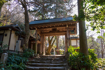 有馬温泉郷・瑞宝寺公園に残る古い木造の門