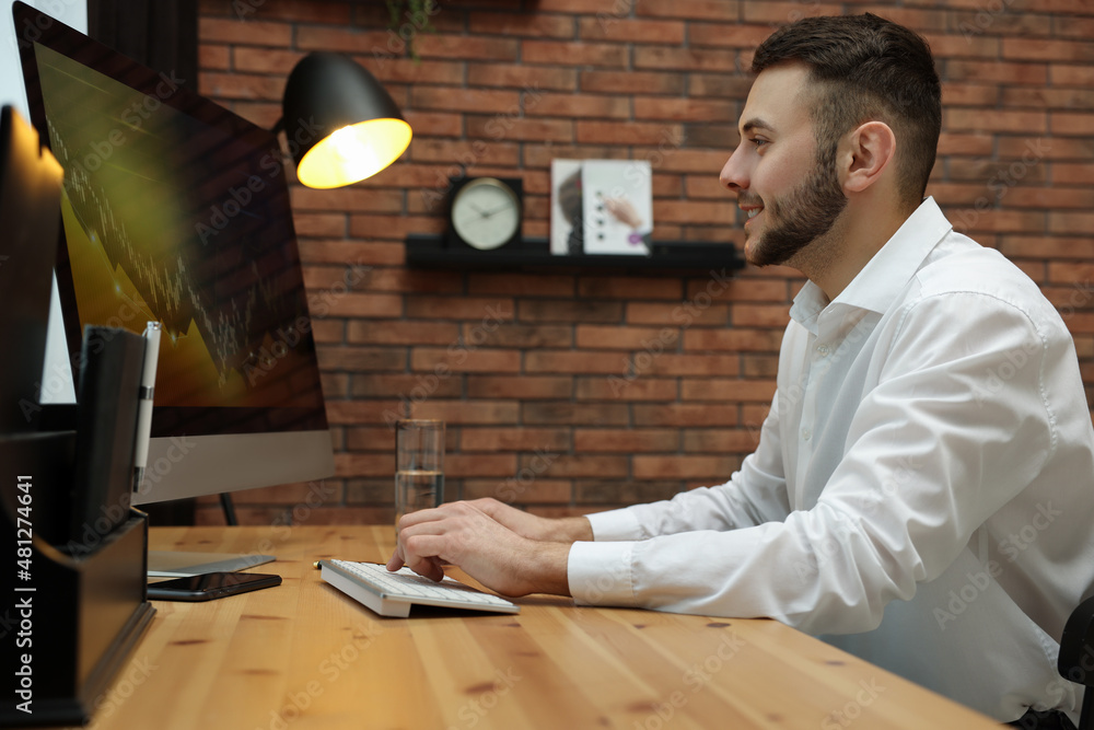 Poster forex trader working with computer in office