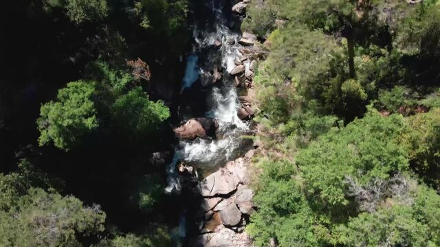 caida de agua en la monta&ntilde;a 