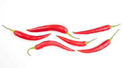 Red hot chili peppers op een witte achtergrond. Vitamine plantaardig voedsel