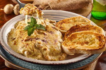 comida colombiana queso gratinado con pan tostado