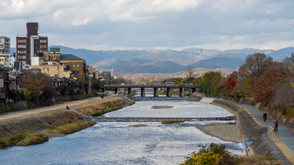 Fototapeta premium 祇園四条 鴨川 風景