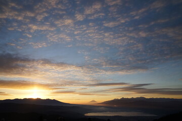 Fototapeta na wymiar 高ボッチ　富士山と諏訪湖を望む冬の朝焼け