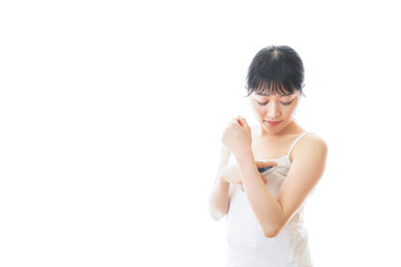 体温の計測をする若い女性