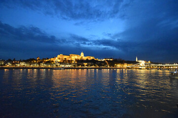 ブダペスト・夜のドナウ川と王宮ライトアップ