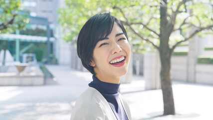 街角に立つ笑顔の女性