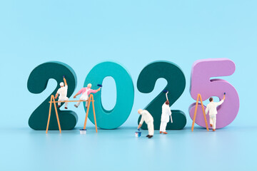 Miniature scene worker painting 2025 New Year - obrazy, fototapety, plakaty