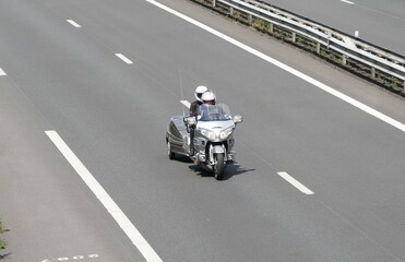Moto routière avec remorque sur autoroute
