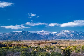 栃木県・那須塩原市 冬の那須野が原公園展望台から眺める山と平野の風景