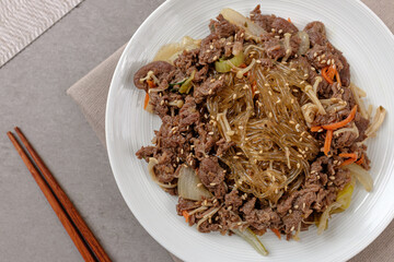 Stir-fried beef and vegetables in soy sauce