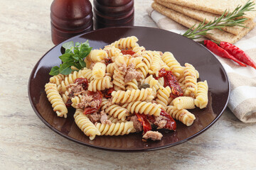 Pasta with tuna and tomato
