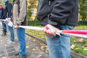 Demonstration. Menschenkette in Zeiten der Pandemie.