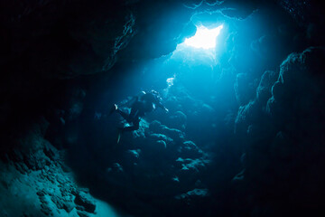 ダイバー　光　洞窟