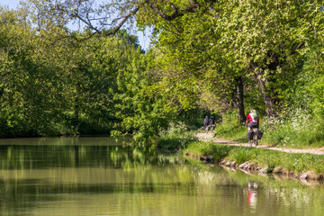 Cyclistes sur la berge du Canal du Midi vers Carcassonne - Aude