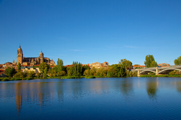 Naklejka na ściany i meble vista de la ciudad de Salamanca en España con río en primer plano