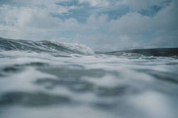 Obraz premium waves crashing on beach, dark, winter waves 