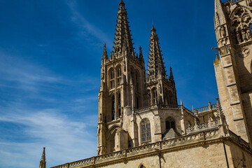 Fototapeta na wymiar Fachada de iglesia, Catedral de Burgos, España