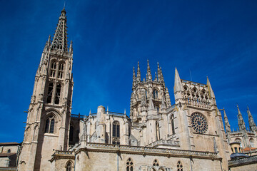 Fototapeta na wymiar Fachada de iglesia, Catedral de Burgos, España