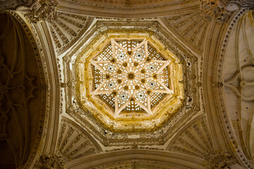 Detalles interiores de cúpulas en catedral
