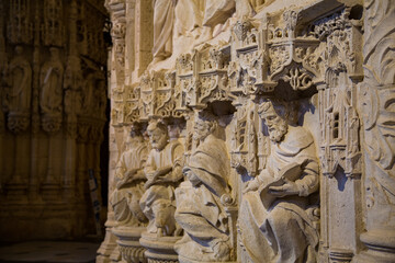 Fototapeta na wymiar Catedral interior con detalles y tallados diversos