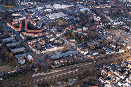 Bahnhof der Stadt Herne mit Busbahnhof vor dem Bahnhofsgeb&auml;ude. NRW, Deutschland