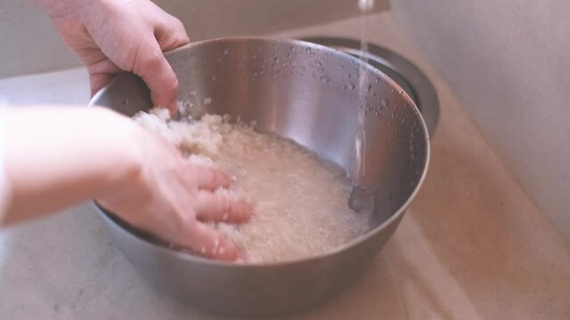 米を研ぐ