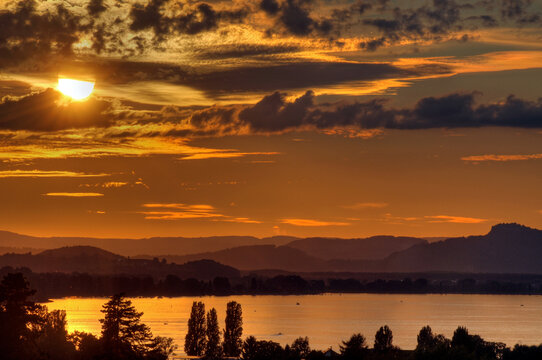 Sonnenuntergang am Bodensee, Untersee und Hegau-Vulkane