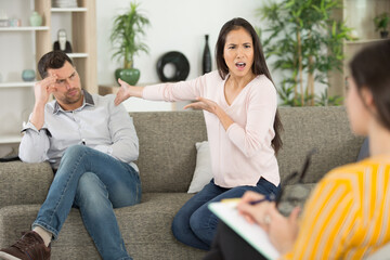 Obraz premium couple arguing during therapy session with psychologist