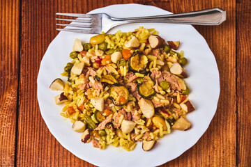 Paella plate with tuna and Brazil nuts.