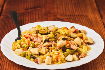 Paella plate with tuna and Brazil nuts.