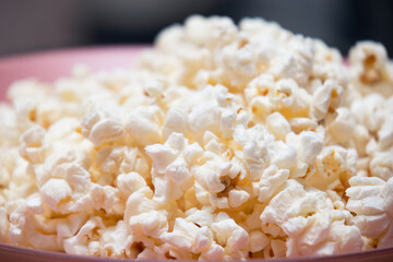Fototapeta na wymiar Popcorn in pink plate close-up
