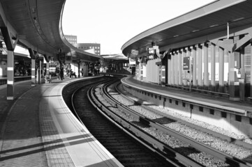 Fototapeta na wymiar The curved platform at London Bridge station in monochrome.