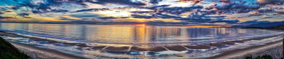 Naklejka premium Spectacular sunsets on the Santa Barbara Coastline