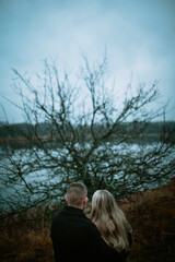 Obraz premium couple looking at the landscape