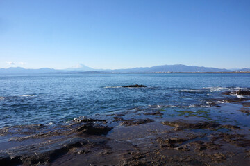 江ノ島の岩場海岸と富士山