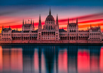 Naklejka premium Hungarian Parliament building at sunrise