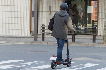 正しい電動キックボードの乗り方。東京赤坂での風景