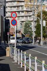 道路標識と背景をぼかした街並