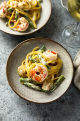 Pasta with shrimps and asparagus